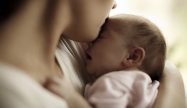 Στη βουλή τα νομοσχέδια για επέκταση άδειας μητρότητας