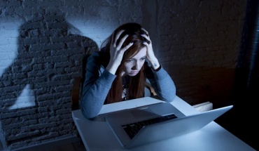 Θύματα διαδικτυακού εκφοβισμού οι νέοι - Στα ύψη και η σχολική βία