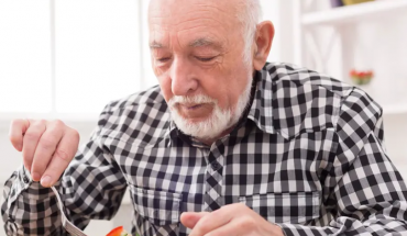 Οι ηλικιωμένοι που γευματίζουν πάντα μόνοι δεν τρέφονται σωστά