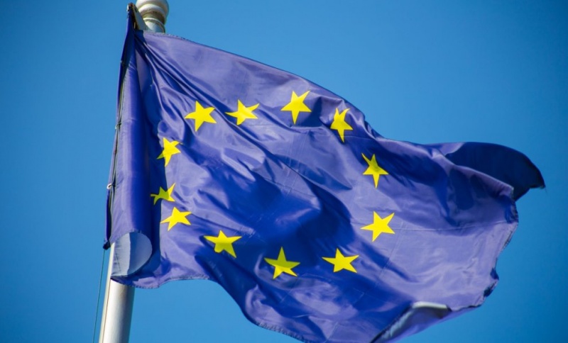 ΕΕ: Νέοι κανόνες για ρούχα και τρόφιμα