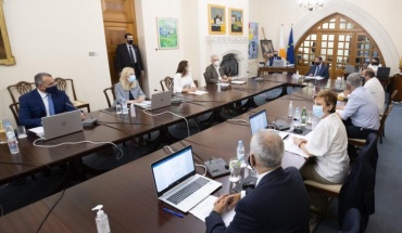 Προτείνουν μάσκες και τυχαία τεστ στα αεροδρόμια