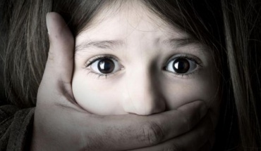 Βία κατά των παιδιών: Οδηγίες για να αντιδράσουμε όταν πέσει στην αντίληψή μας