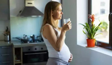 Εγκυμοσύνη και καύσωνας: Αυτοί είναι οι βασικοί κανόνες προστασίας