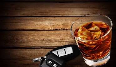 Υποχρεωτικά τα μηνύματα σε διαφημίσεις που σχετίζονται με οχήματα και αλκοόλ