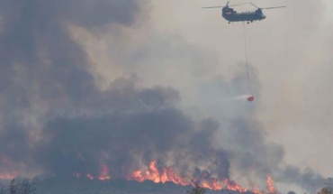 Αντιμετωπίστηκαν αναζωπυρώσεις τη νύχτα, πέντε πτητικά επιχειρούν