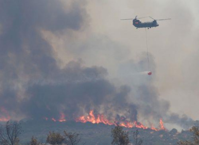 Αντιμετωπίστηκαν αναζωπυρώσεις τη νύχτα, πέντε πτητικά επιχειρούν