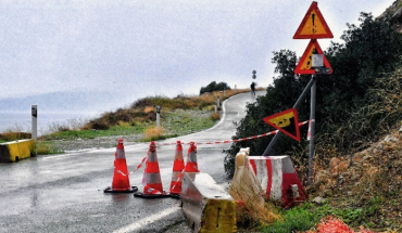 Δρόμοι στο Τρόοδος επηρεάζονται από κατολισθήσεις πετρών και χώματος