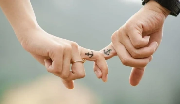 Πώς σχετίζεται το εισόδημα των συζύγων με τη φυσική τους κατάσταση;