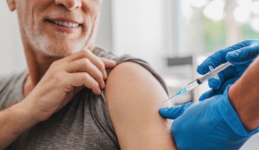 Χαμηλή ανταπόκριση στον εμβολιασμό COVID-19 των ηλικιωμένων