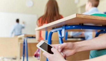 Σχεδόν 6 στις 10 χώρες απαγορεύουν τη χρήση κινητών στο σχολείο