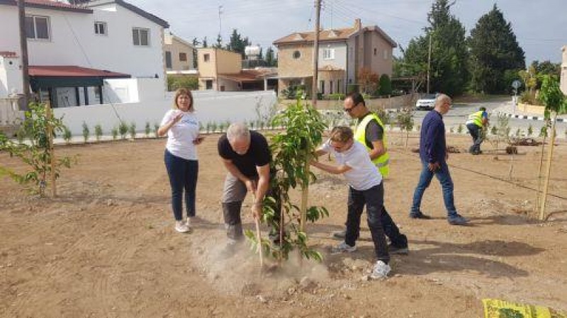 Δεντροφύτευση και καθαρισμός πάρκου στη Λάρνακα