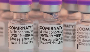 Συστήνουν έγκριση προσαρμοσμένου εμβολίου Comirnaty