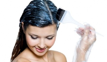 Μόνες ή σε κομμώτρια, το βάψιμο των μαλλιών πρέπει να γίνεται με ποιοτικά προϊόντα