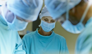 Καλύτερα αποτελέσματα σε ασθενείς από γυναίκες χειρουργούς