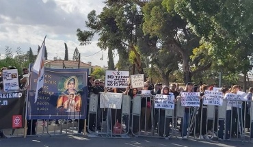 Διαμαρτυρία κατά μάσκας, rapid test, εμβολιασμών