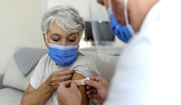 Αναμένουν εμβόλια για άτομα άνω των 70 ετών οι προσωπικοί γιατροί