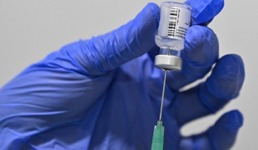 ΗΠΑ και ΕΕ αυξάνουν τους ρυθμούς εμβολιασμού για να προλάβουν αναζωπυρώσεις της πανδημίας