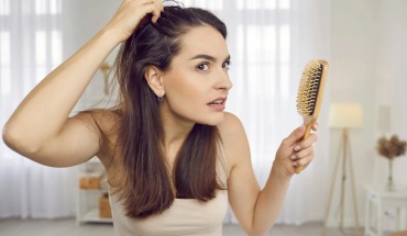 Τριχόπτωση μετά τον τοκετό: Γιατί συμβαίνει και πότε σταματά