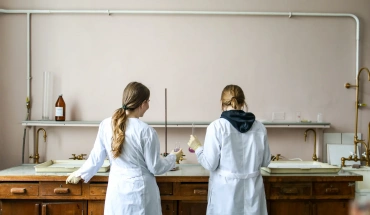 Από το Εργαστήριο στην Κοινωνία: Γιατί η Γυναικεία Ματιά αλλάζει την Επιστήμη