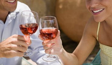 Ένα ποτηράκι ίσως βοηθάει αλλά το παραπάνω αλκοόλ είναι εχθρός της ερωτικής επιθυμίας