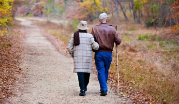 Ταυτόχρονο περπάτημα και συζήτηση: Η γήρανση του εγκεφάλου μπορεί να το κάνει πιο δύσκολο