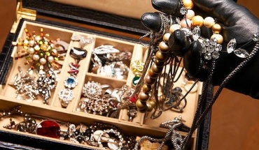 Άγνωστοι ακινητοποίησαν δύο γυναίκες σε οικία και απέσπασαν περιουσία